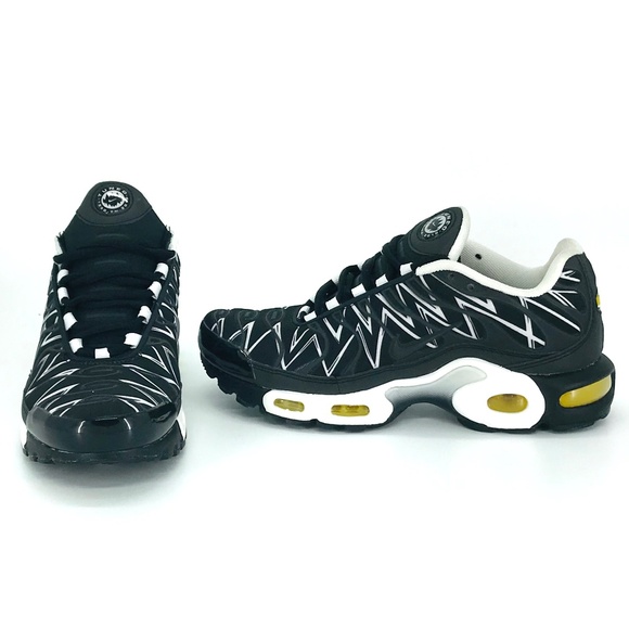 nike air max plus shark black